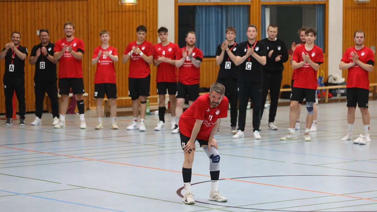 Nach 22 Jahren ist Schluss: Tim Ruppelt beendet seine Handball-Karriere in der ersten Herrenmannschaft des TSV Altenwalde. Ein emotionaler Moment für den 39-Jährigen. Foto: Unruh