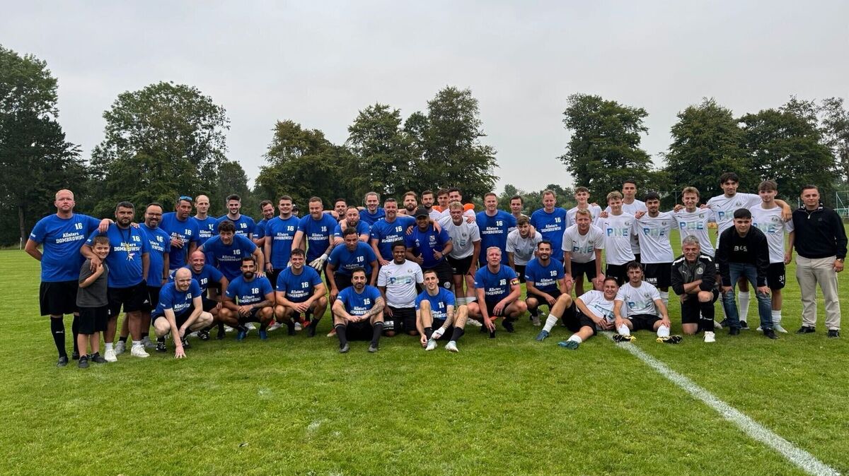 Die "Allstars Dombrowski" und der FC Cuxhaven bereiteten Kai Dombrowski mit einem Abschiedsspiel einen besonderen Moment zum Ende einer langen Fußball-Karriere als Spieler. Foto: Grapci