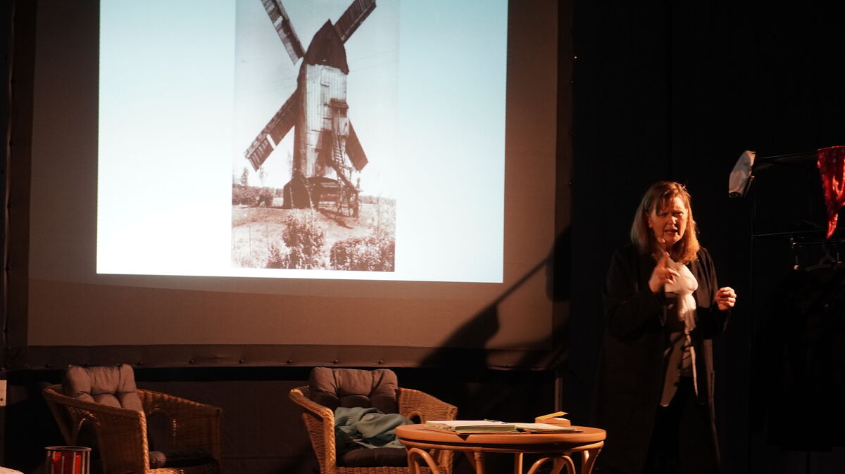 Beate Putzig erweckt Otterndorfs Geschichte mit einer mitreißenden Ein-Personen-Show zum Leben. Foto: Brettschneider
