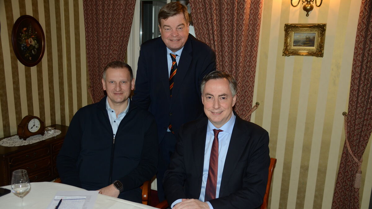 Der CDU-Kreisvorsitzende Enak Ferlemann (stehend) mit dem Landtagsabgeordneten Claus Seebeck (l.) und dem Europaabgeordneten David McAllister während der Jahrespressekonferenz im Hotel Bösehof in Bad Bederkesa. Foto: Rohde