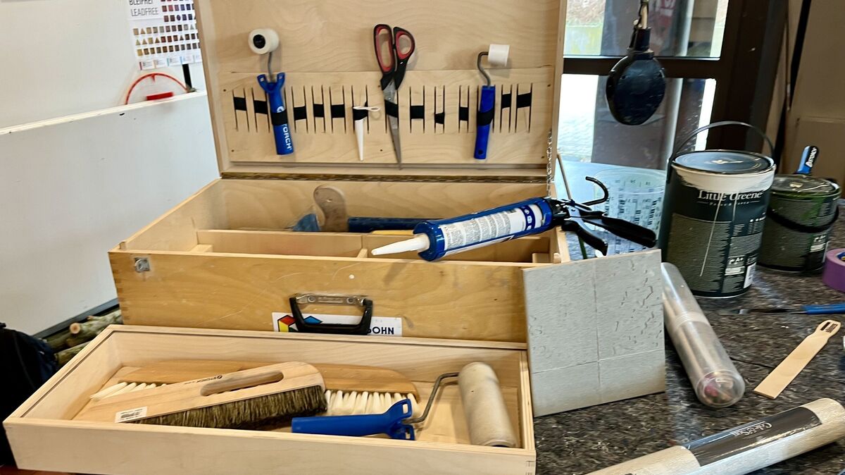 Die Schülerinnen und Schüler konnten beim Unternehmenstag mit Werkzeugkasten und Materialien erste praktische Erfahrungen sammeln. Foto: Inken Herold