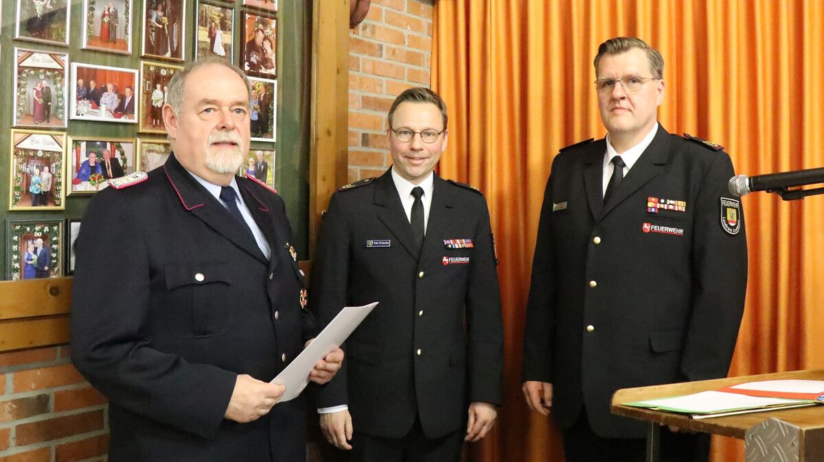 Gerhard Tiedemann (links) wurde von Tim Fritsche (Mitte) und Meik Kramer (rechts) für seine Verdienste im Feuerwehrwesen mit dem Feuerwehr-Ehrenkreuz in Gold ausgezeichnet. Foto: Mangels