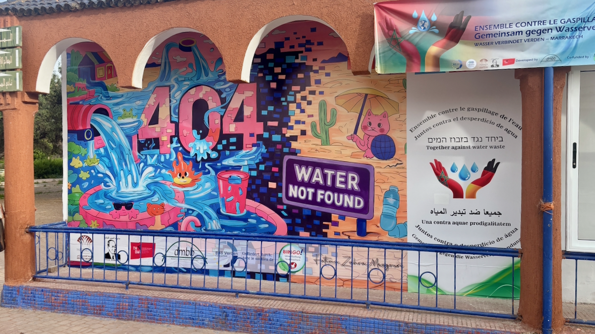 Wasserknappheit kreativ thematisiert: Ein farbenfrohes Wandbild verdeutlicht die Dringlichkeit nachhaltiger Wasserwirtschaft und symbolisiert die internationale Zusammenarbeit gegen Wasserverschwendung. Foto: BBS Cuxhaven