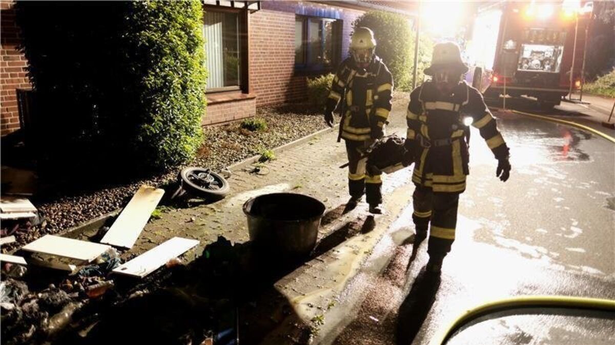 Einsatzkräfte der Feuerwehren entfernen brennende oder glimmende Gegenstände aus der Wohnung und löschen diese im Freien. Foto: Rolf Hillyer-Funke/Feuerwehren SG Oldendorf-Himmelpforten