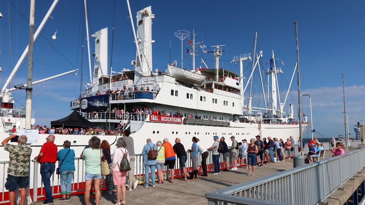Besucher an der Seebäderbrücke in Cuxhaven: Das Museumsfrachtschiff „Cap San Diego“ ist während der Hafentage zum „Open Ship“ geöffnet. Foto: Tonn