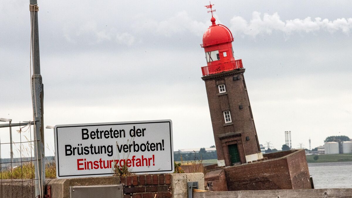 Der schief stehenden Moleturm. Teile der Nordmole in Bremerhaven sind in der Nacht zum Donnerstag eingesackt. Die Einfahrt zur Geeste ist gesperrt. Auch der Fährbetrieb der Weserfähre musste eingestellt werden. Foto: Sina Schuldt/dpa