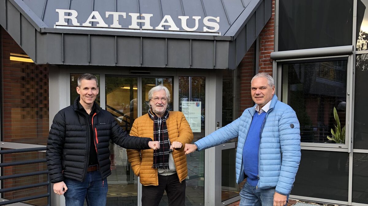 Jens Kleen (parteilos, Hemmoor) Uwe Dubbert (SPD, Hechthausen) und Axel Degwitz (Grüne, Hemmoor, v.l.) haben eine Allianz im Hemmoorer Samtgemeinderat geschmiedet und sich zu einer Gruppe zusammengeschlossen. Foto: Dubbert
