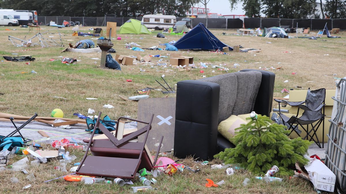 Ist denn heut schon Weihnachten? Was die Festivalbesucher so alles mitschleppen und am Ende zurücklassen, ist wahrlich erstaunlich. Fotos: Tiedemann