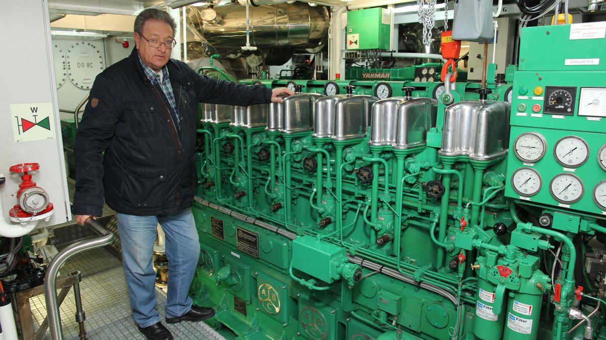 Maschinenraum der "Janne-Kristin": Horst Huthsfeldt, der den Bau intensiv begleitete, vor der Hauptmaschine, dahinter der Stromdiesel. Foto: Sassen