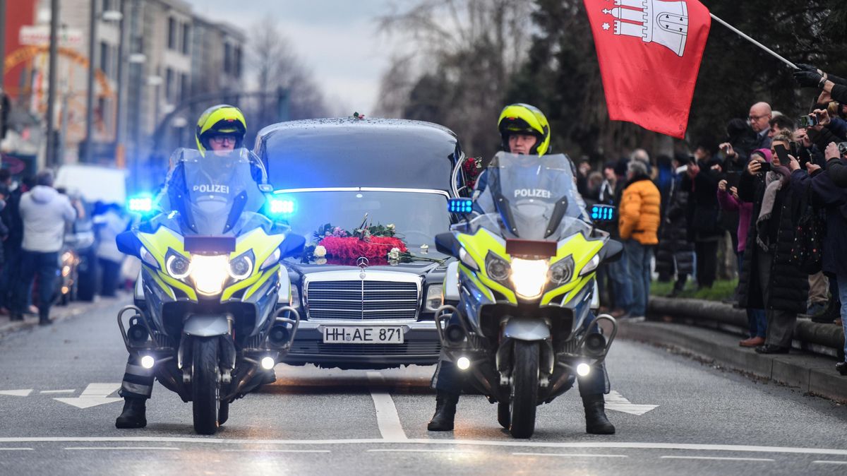 Nach der Trauerfeier für den Schauspieler Jan Fedder ("Großstadtrevier") wird der Wagen mit seinem Sarg bei der Fahrt durch die Stadt von einer Motorradeskorte begleitet. Der NDR berichtete live. Foto: Reinhardt