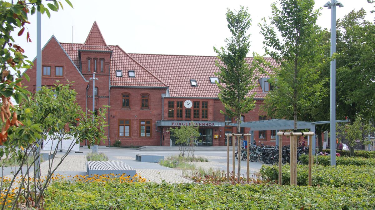 Am kommenden Sonnabend, 17. September, wird im und rund um den Cuxhavener Bürgerbahnhof ein Fest für die ganze Familie angeboten. Viele Ehrenamtliche, Firmen und die Stadt feiern die Fertigstellung von Empfangsgebäude, Bahnhofsvorplatz, ZOB und Park & Ride-Anlage. Foto: Potschka