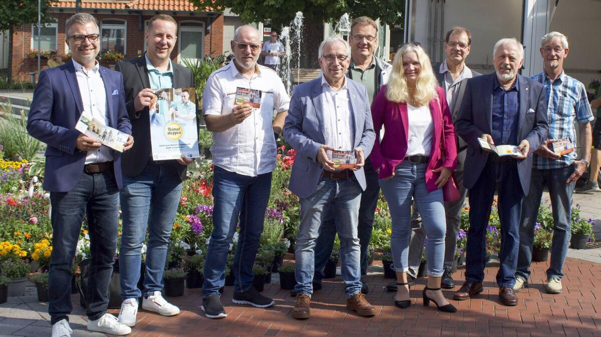Startschuss für die Aktion "Heimat shoppen" mit der Übergabe des Gutscheinheftes an die sechs Gewerbevereine der Region. Foto: Dammer