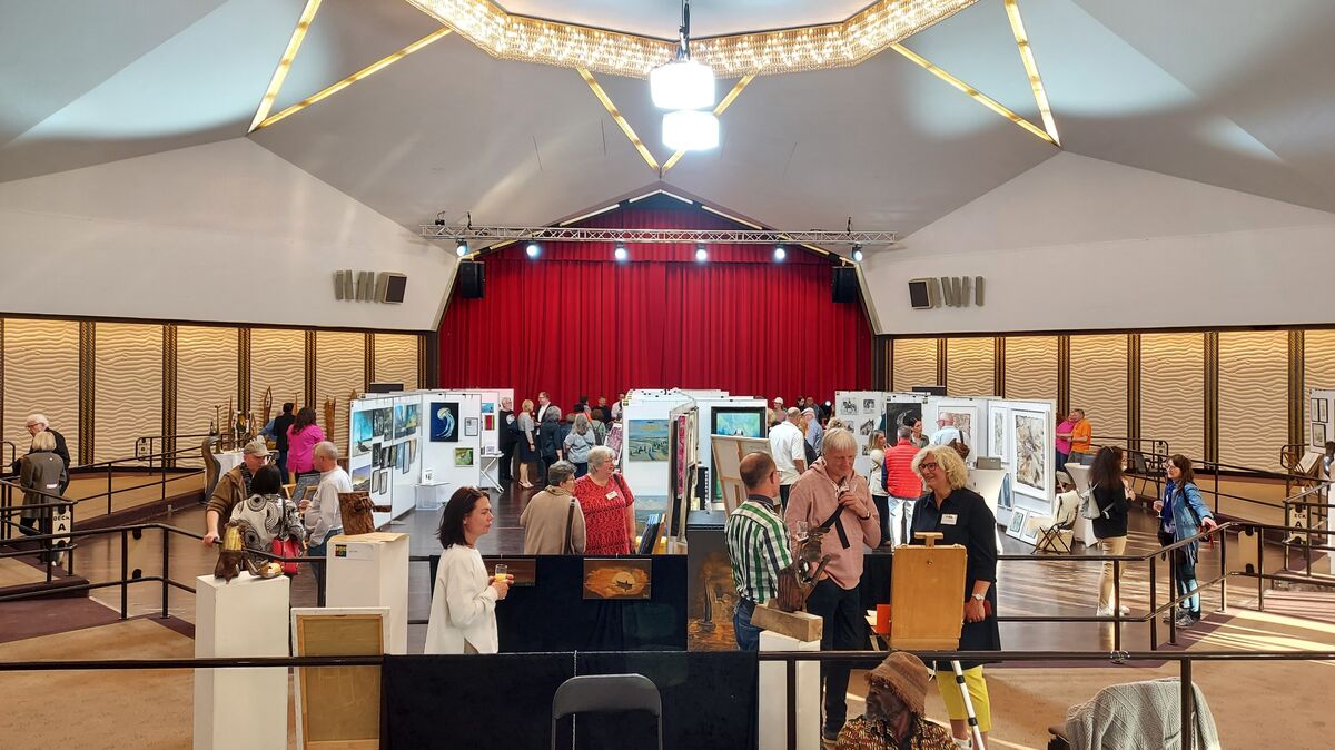 Am Wochenende besuchten rund 500 Gäste die mittlerweile vierte "Cux Art" Ausstellung. Foto: Fischer
