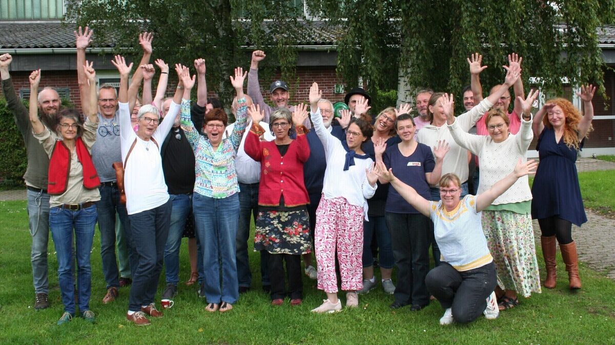 Dorfinitiativen aus ganz Deutschland trafen sich in Oberndorf zu einem mehrtägigen Workshop in der Freien Schule LernArt. Die Veranstaltung setzte das Buchprojekt "Alle an einen Tisch" fort. Foto: Christiansen