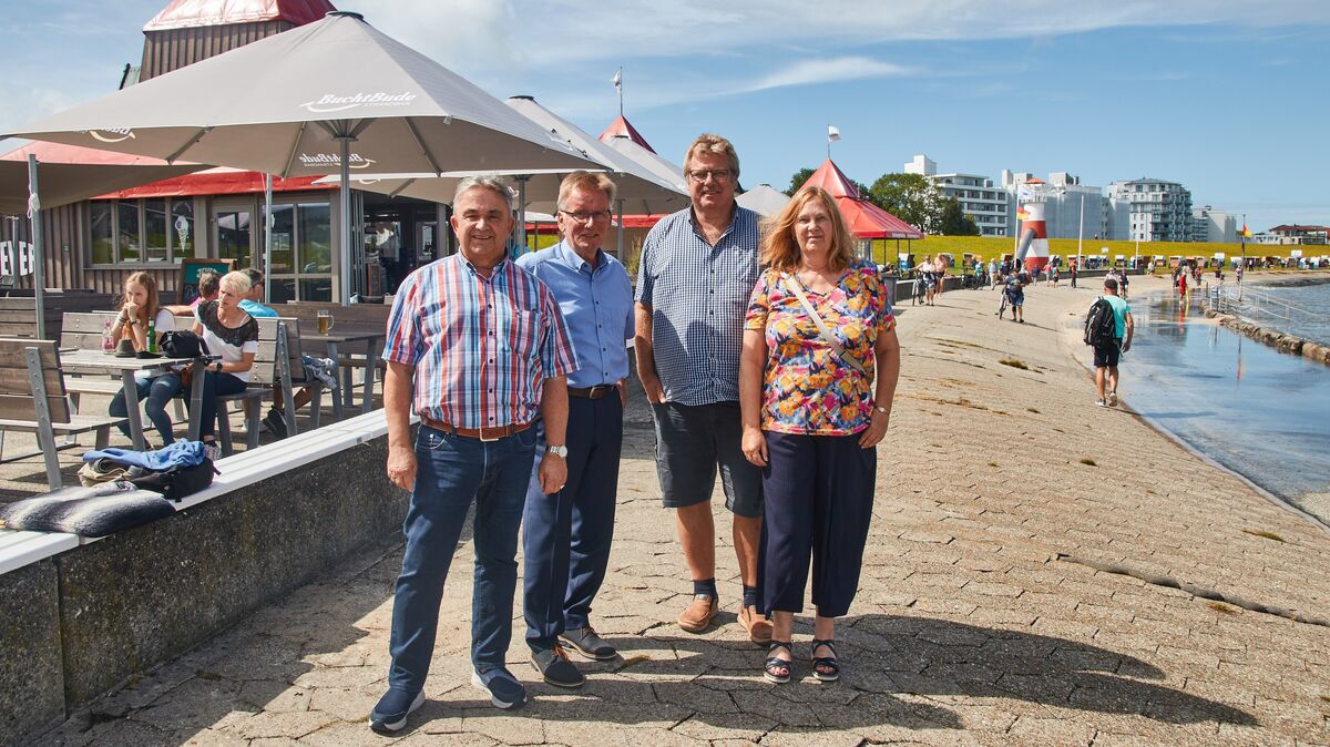 Ein Foto aus vergangenen Tagen (August 2023): Inzwischen ist nicht mehr sinnbildlich "eitel Sonnenschein" zwischen den Lokalpolitikern. Hier steht die ehemalige Ratsfraktion der Wählergemeinschaft "Die Cuxhavener" zusammen: Jürgen Kucklick (v.l.), Rüdiger Kurmann, Peter Altenburg und Britta Hinrichs. Archivfoto: Koppe