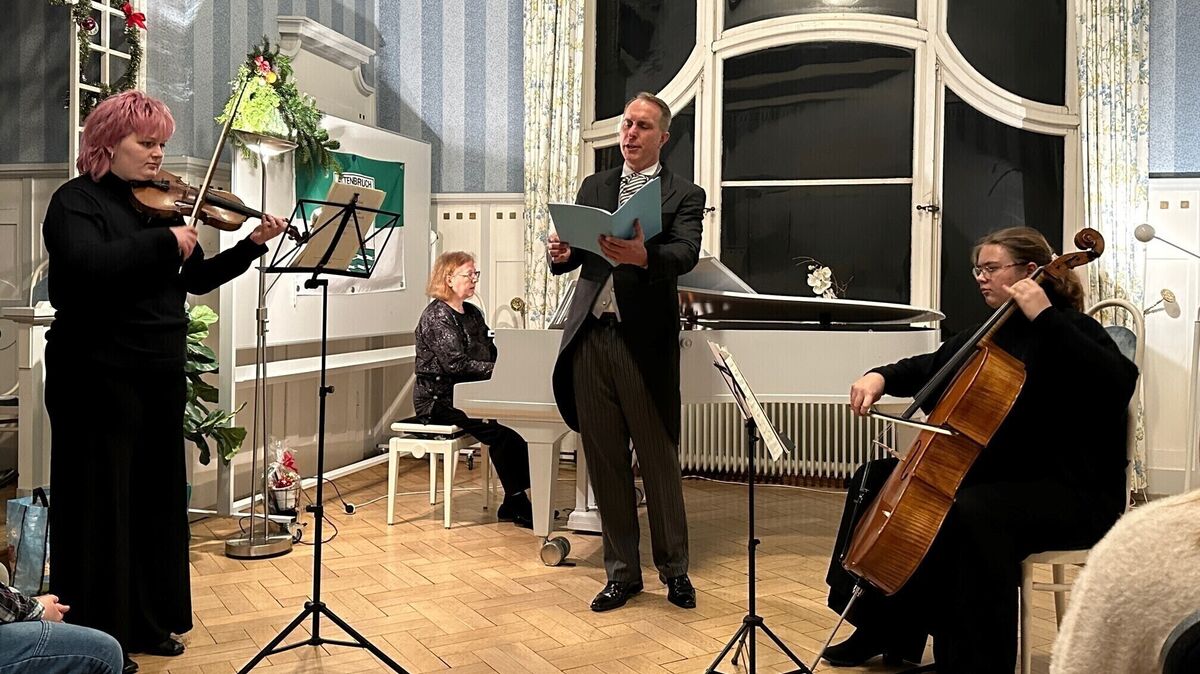 Falko Hönisch wurde bei seinem Konzert von Gudula Senftleben (Flügel) sowie seinen Nichten Sophie Charlotte und Clara Marie Nixdorf verstärkt. Foto: Frauenpreiß