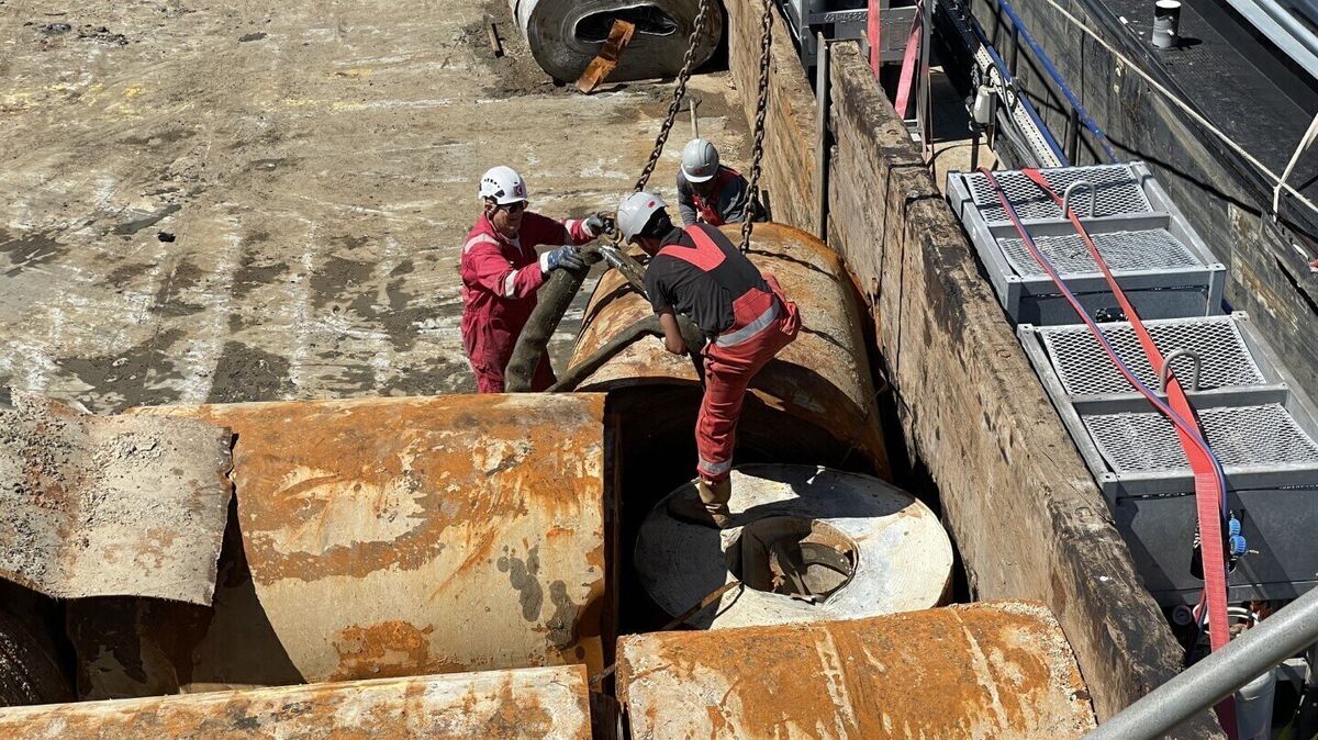 Sicherheitsvorkehrungen in Aktion: Stahlbandrollen werden für den Hebeprozess angeschlagen. Foto: WSV/brand MARINE CONSULTANTS GmbH