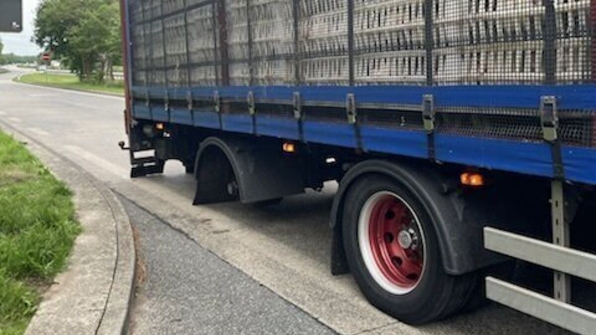 Der gestoppte Sattelzug auf dem Parkplatz „Bütteler Holz“ – der Auflieger hing deutlich schief, ein komplettes Zwillingsrad fehlte. Foto: Polizei Cuxhaven