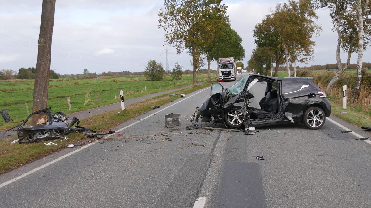 Der Wagen der jungen Frau krachte frontal gegen den Straßenbaum und wurde wieder auf die Fahrbahn geschleudert. Foto: Jürgen Lange