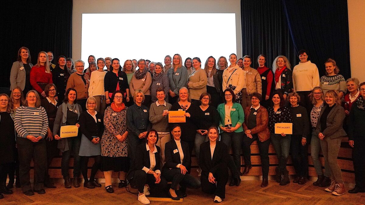 Teilnehmerinnen des Vernetzungstreffens „Frauen in die Politik“ in den Seelandhallen Achtern Diek, Otterndorf. Das Aktionsprogramm lief im Herbst 2025 aus, wird aber von der SG Land Hadeln, Börde Lamstedt und Hemmoor weitergeführt. Foto: Brettschneider