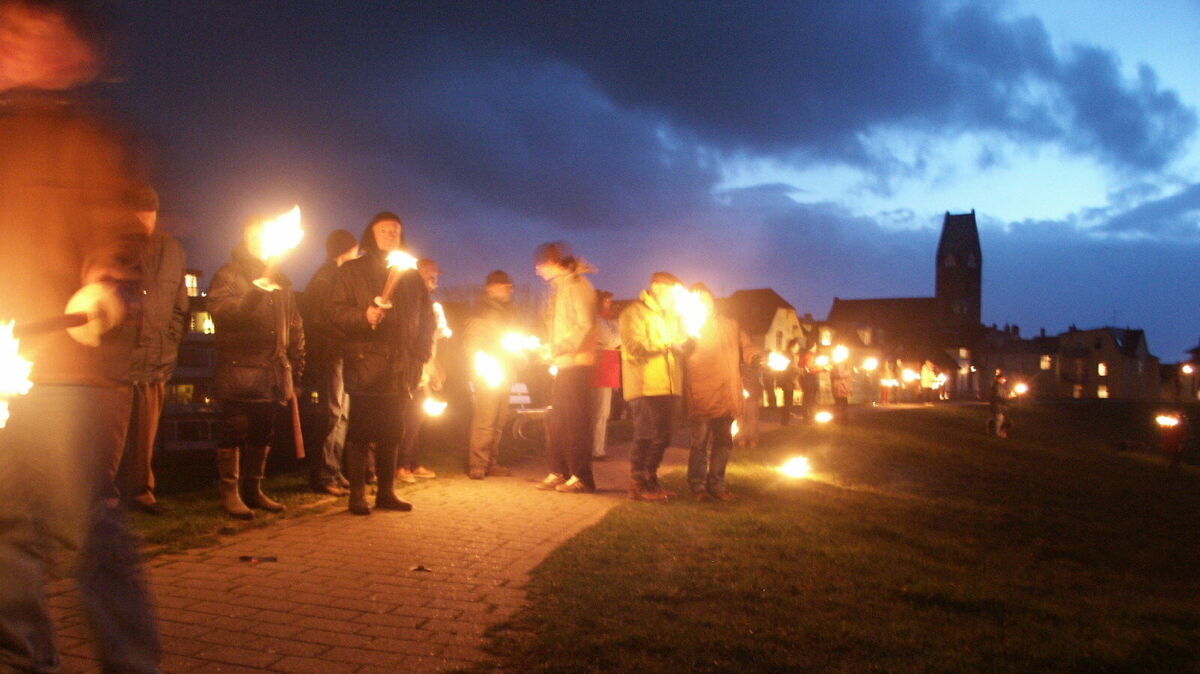 Wie einst bei einem Fackelzug gegen die Elbvertiefung soll auch am 29. November die Grimmershörnbucht in Cuxhaven zum Leuchten gebracht werden - ob mit Fackeln, Kerzen, Laternen, Taschenlampen oder Handys. Archivfoto: Reese-Winne