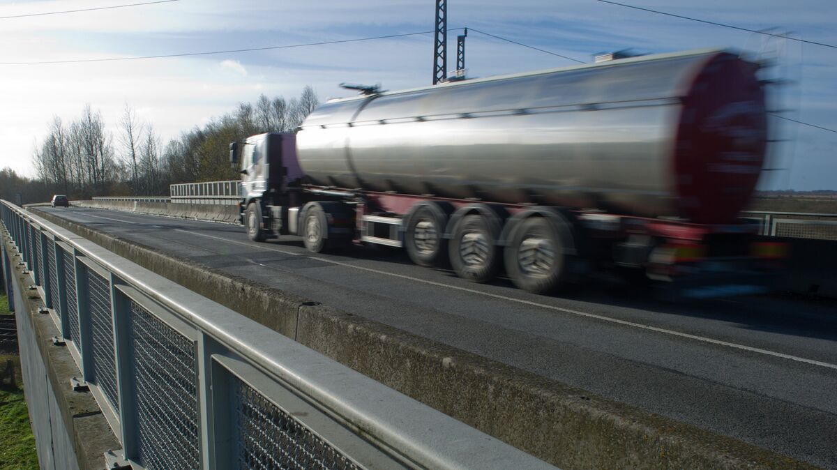 Die Diskussion um Hygienemängel bei Tanktransporten spitzt sich zu, Experten fordern Konsequenzen und verweisen auf strukturelle Schwächen in der Lebensmittellogistik. Foto: Sauer/dpa