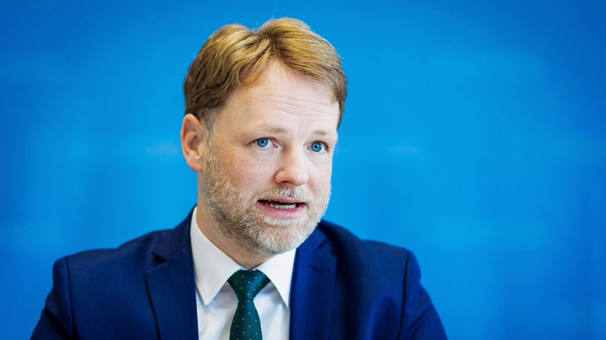 Finanzminister über kommunale Herausforderungen: Gerald Heere (Bündnis 90/Die Grünen) betont die Rolle des Bundes bei der Unterstützung klammer Kommunen in Niedersachsen. Foto: Frankenberg/dpa