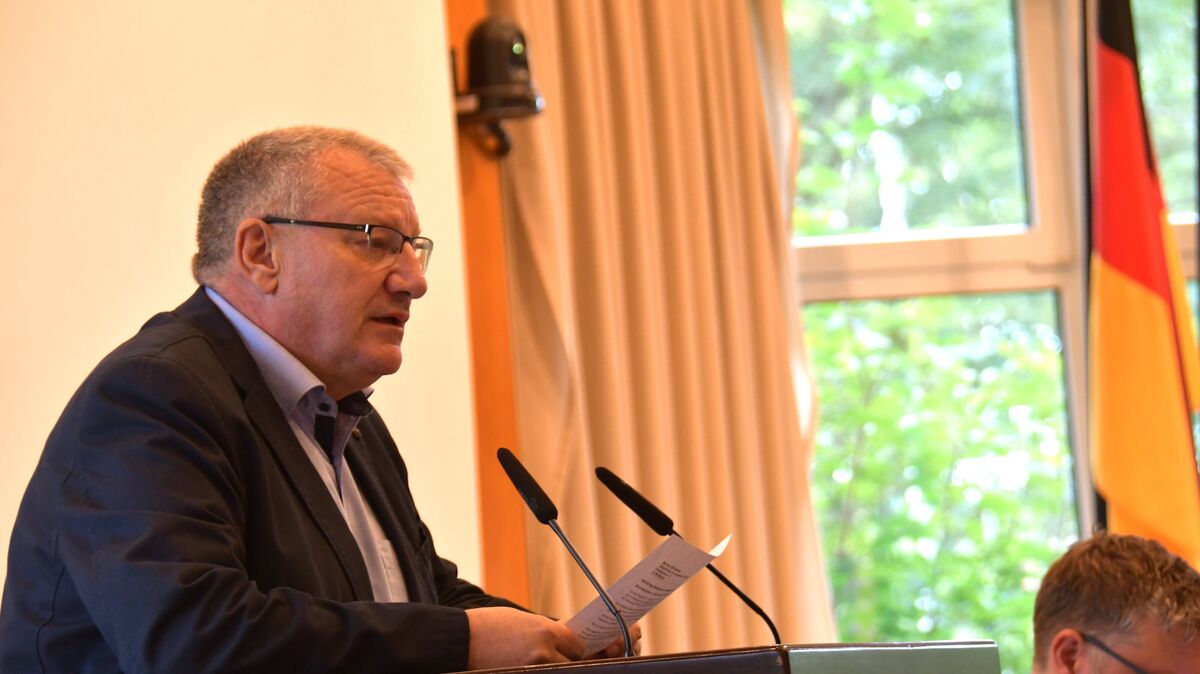 Michael Schlobohm - hier im Kreishaus am Rednerpult - trat als SPD-Spitzenkandidat in der Wingst an und verzichtet auf seine Mandate im Gemeinde- und Samtgemeinderat. Foto: Schröder