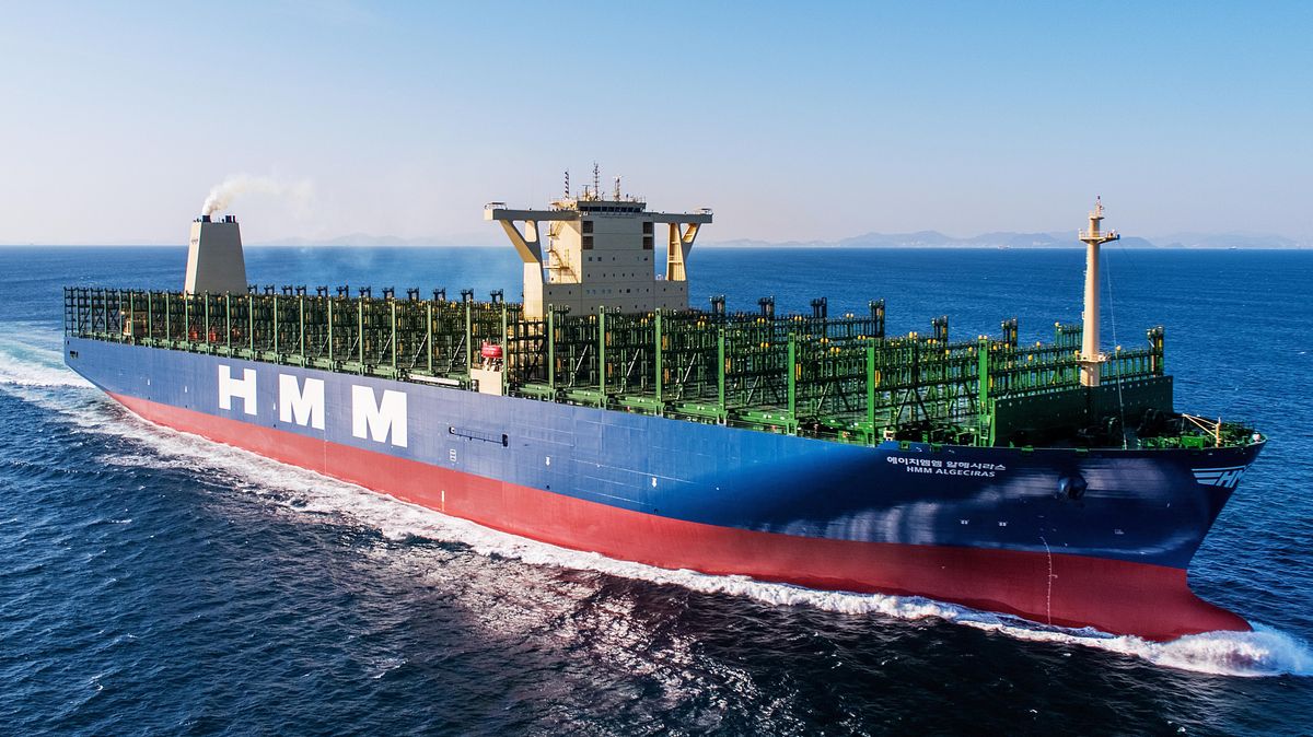 Die "HMM Algeciras" ist seit April das größte Containerschiff der Welt. Sie wird auf ihrer Jungfernreise am 7. Juni den Hamburger Hafen anlaufen. Das Schiff kann 23 964 Standardcontainer (TEU) laden. Foto: dpa / HMM