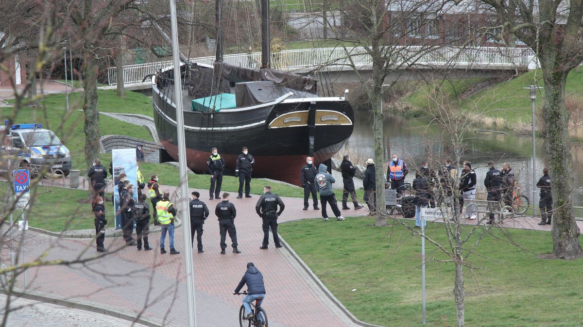 Nachdem viele Teilnehmerinnen und Teilnehmer den Ort bereits verlassen hatten, standen sich einige Verbliebene und Polizeikräfte in der Deichstraße noch fast eine halbe Stunde gegenüber. Foto: Reese-Winne