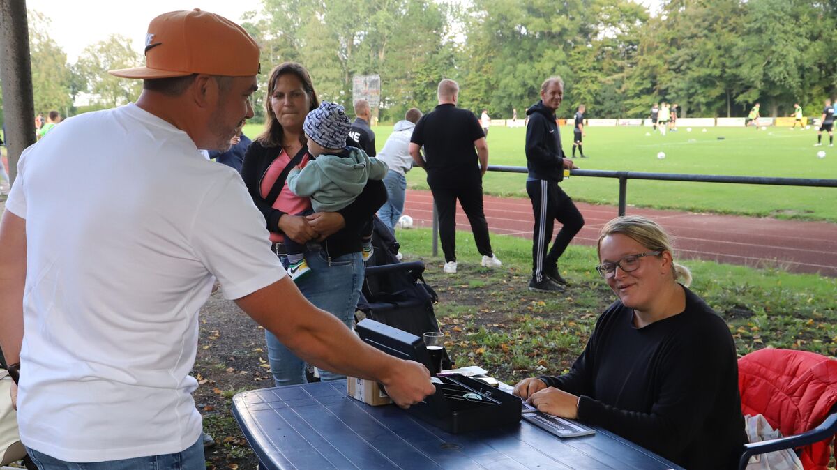 Die Vorsitzende des Grodener Sportvereins, Franka Güntzler, packt selbst mit an. Sie verkauft bei den Heimspielen die Eintrittskarten. Foto: Witthohn