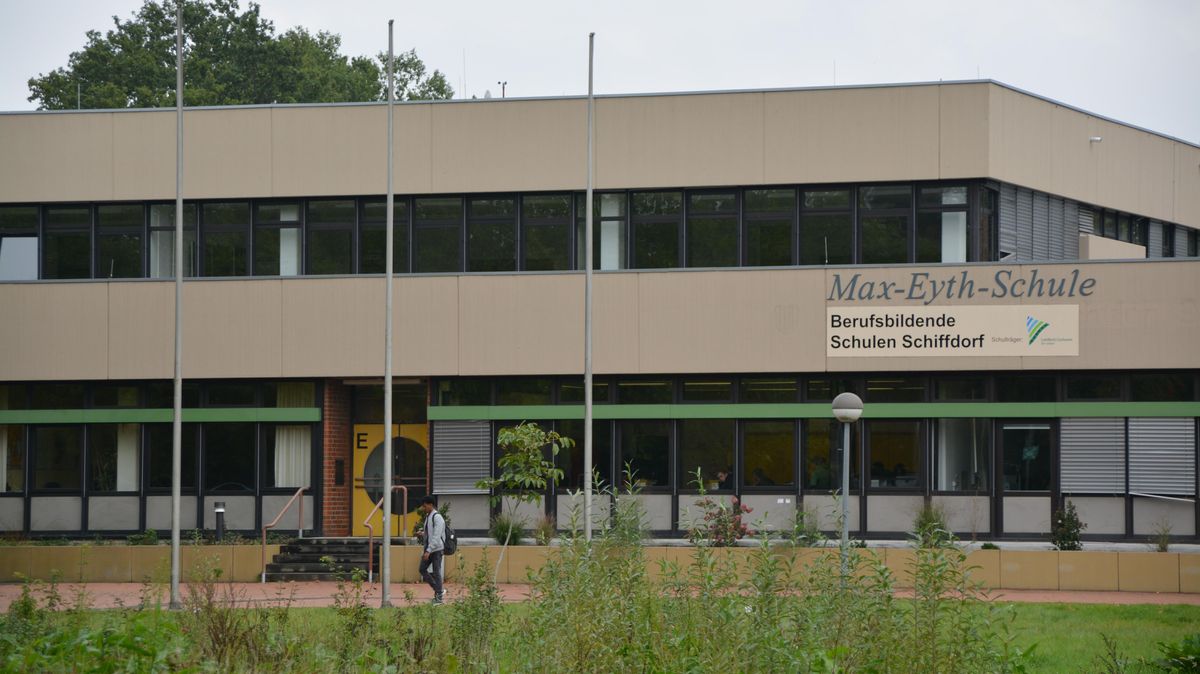 Der Einsatz von Polizisten in der Berufsbildenden Schule in Schiffdorf liegt ein halbes Jahr zurück. Die juristischen Folgen wirken nach. Foto: Scheiter