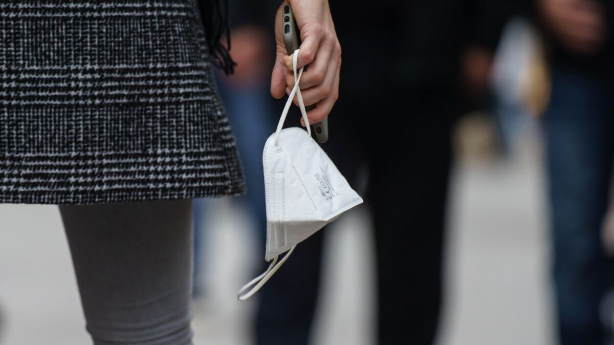 Die Maskenpflicht bringt viele Menschen mit chronischen Krankheiten in ein Dilemma: Selbst mit Befreiungs-Attest bleiben für sie aktuell viele Türen zu. Hinzu kommt die Angst vor der eigenen Ansteckung. Viele stecken in der Isolation fest. Foto: dpa/Frank Rumpenhorst