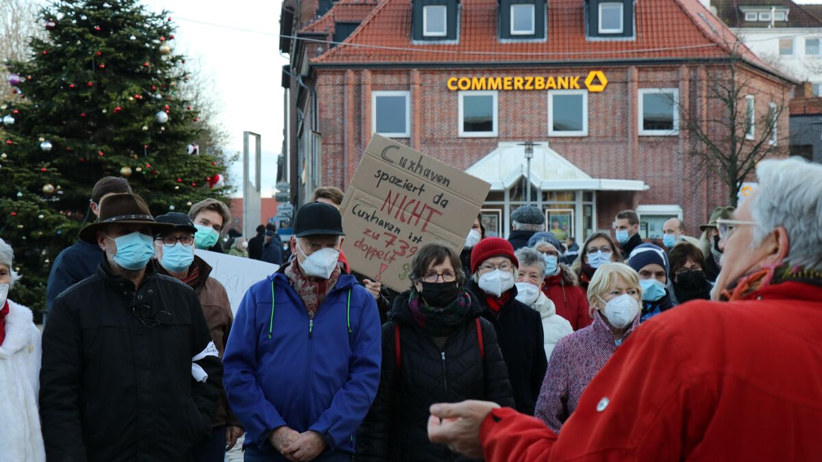 Rüdiger von Gizycki (rechts) und ungefähr 100 weitere Cuxhavenerinnen und Cuxhavener protestierten am Sonntag auf dem Kaemmererplatz gegen die impfkritischen "Sonntagsspaziergänger". Foto: Mangels