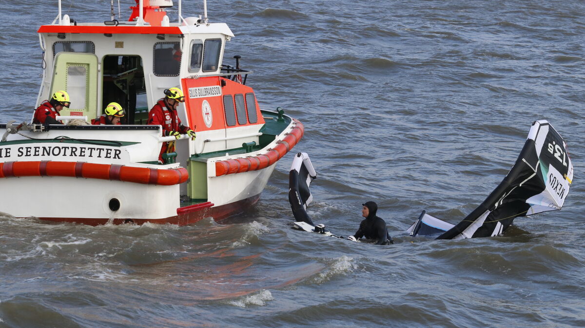 Einsatzsimulation: Das Seenotrettungsboot "Gillis Gullbransson" (Brunsbüttel) eiilt dem Wassersportler zur Hilfe. Foto: Koppe