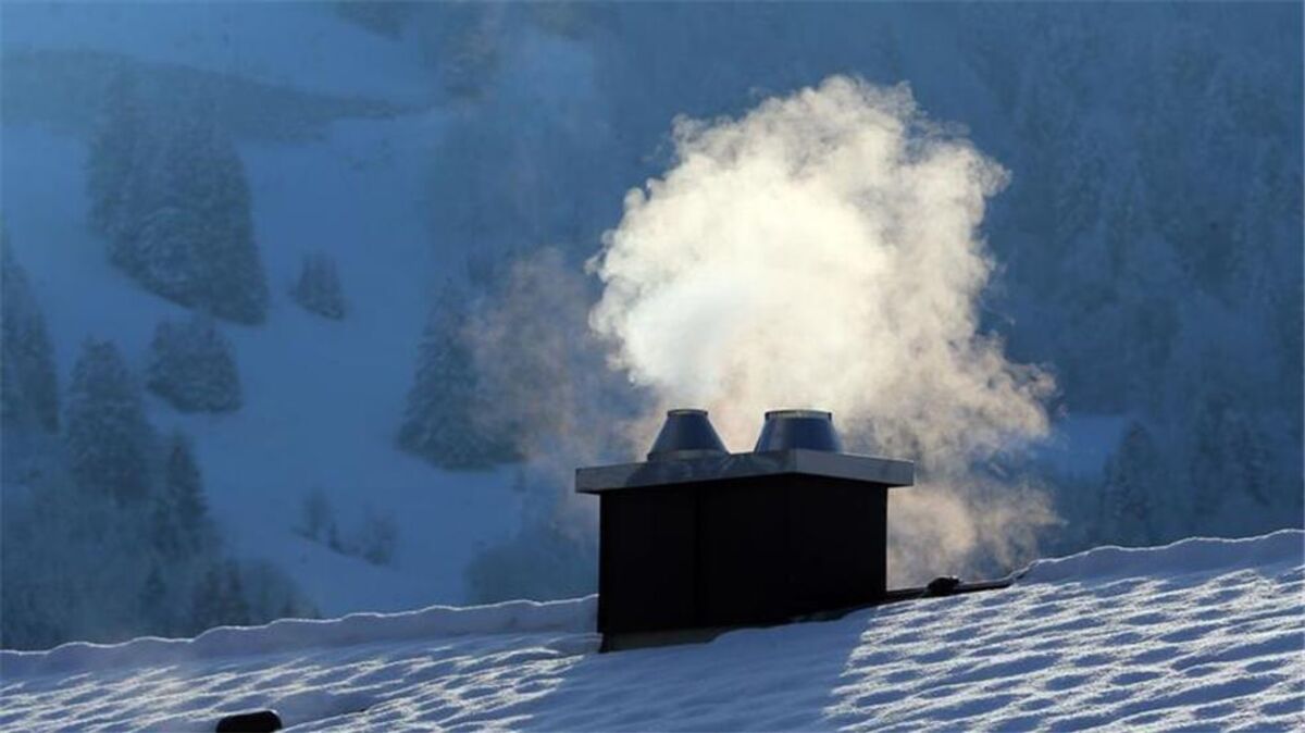 Richtig heizen und das Haus vor Kälte schützen - so bleibt es im Winter drinnen schön warm. Foto: Karl-Josef Hildenbrand/dpa-tmn