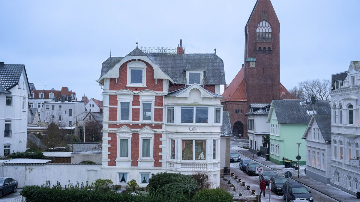 Die Villa wurde ursprünglich 1898 in aufwendiger und anspruchsvoller Massivbauweise errichtet. Die verklinkerte Außenfassade ist mit verschiedenartigen Bändern verkleidet und mit einer Putzgliederung in Formen der Renaissance versehen. Foto: Keck