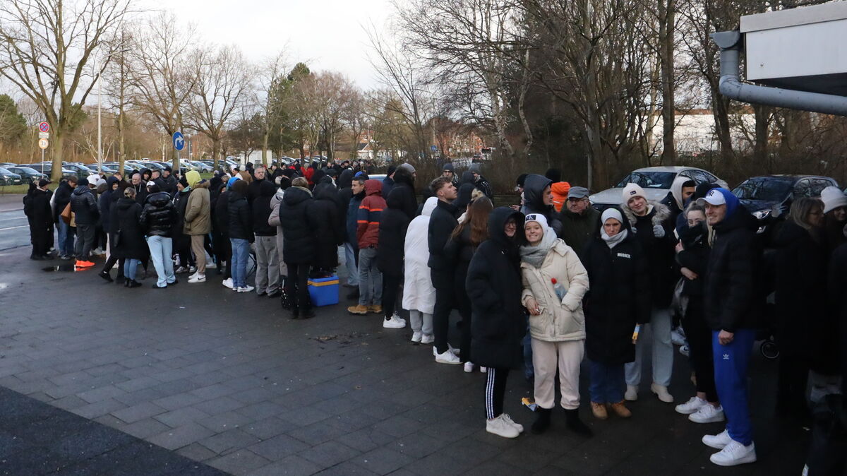 Einige Karteninteressenten standen schon Stunden vor Verkaufsstart vor der Rundturnhalle. Foto: Unruh