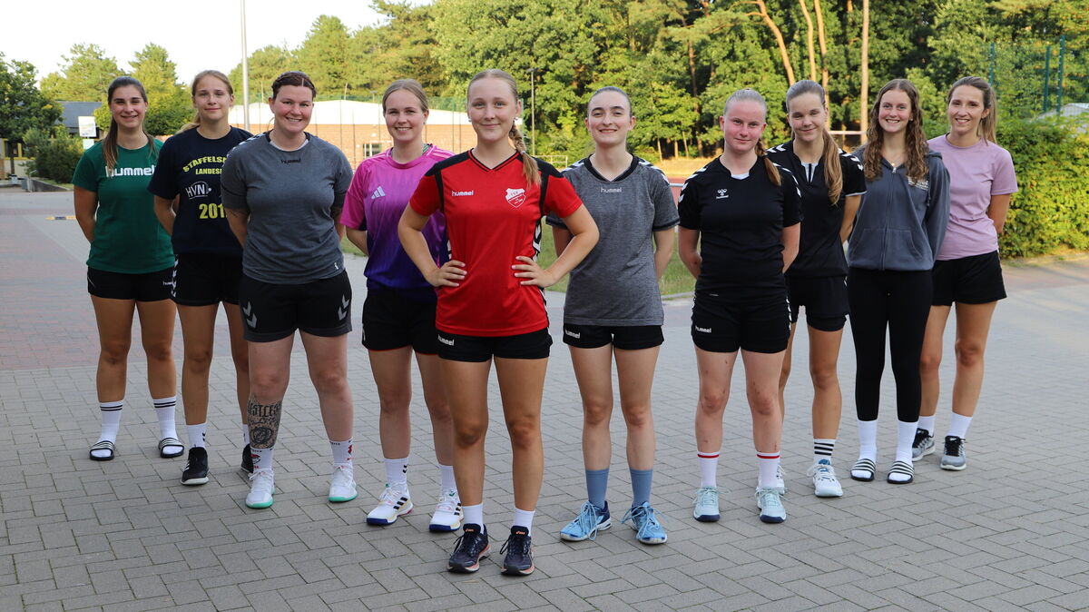 Die Altenwalder Handball-Frauen (hier noch nicht ganz komplett) bereiten sich im Moment auf die neue Saison in der Verbandsliga vor. Fotos: Witthohn