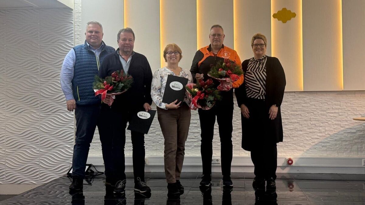 Bürgermeisterin Nicole Friedhoff (rechts) und Michael Heinsohn (links), Ratsmitglied und Vorsitzender des TSV Wanna, zeichneten Bodo Bursky, Elke Bösen und Günther Conrad aus. Foto: Gemeinde Wanna