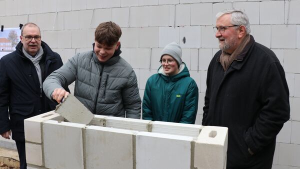 Grundstein für den Erweiterungsbau der Schule Am Dobrock in Cadenberge ist gelegt