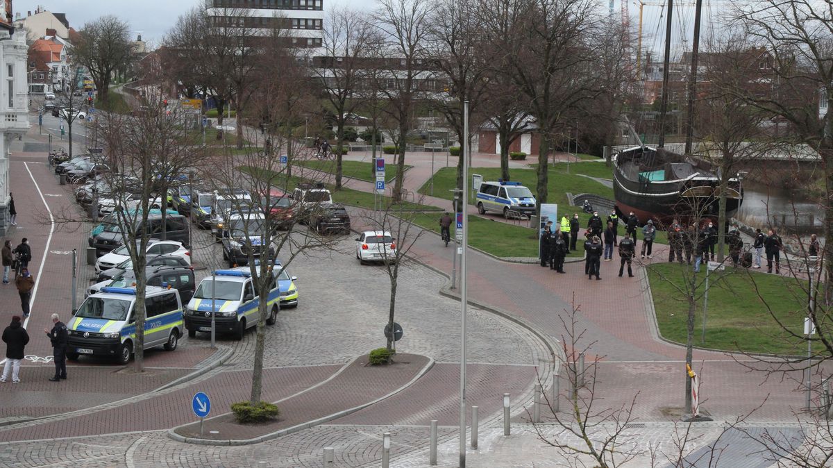 Ein Großaufgebot der Polizei begleitete die Demonstration einiger Querdenker in Cuxhaven. Foto: Reese-Winne