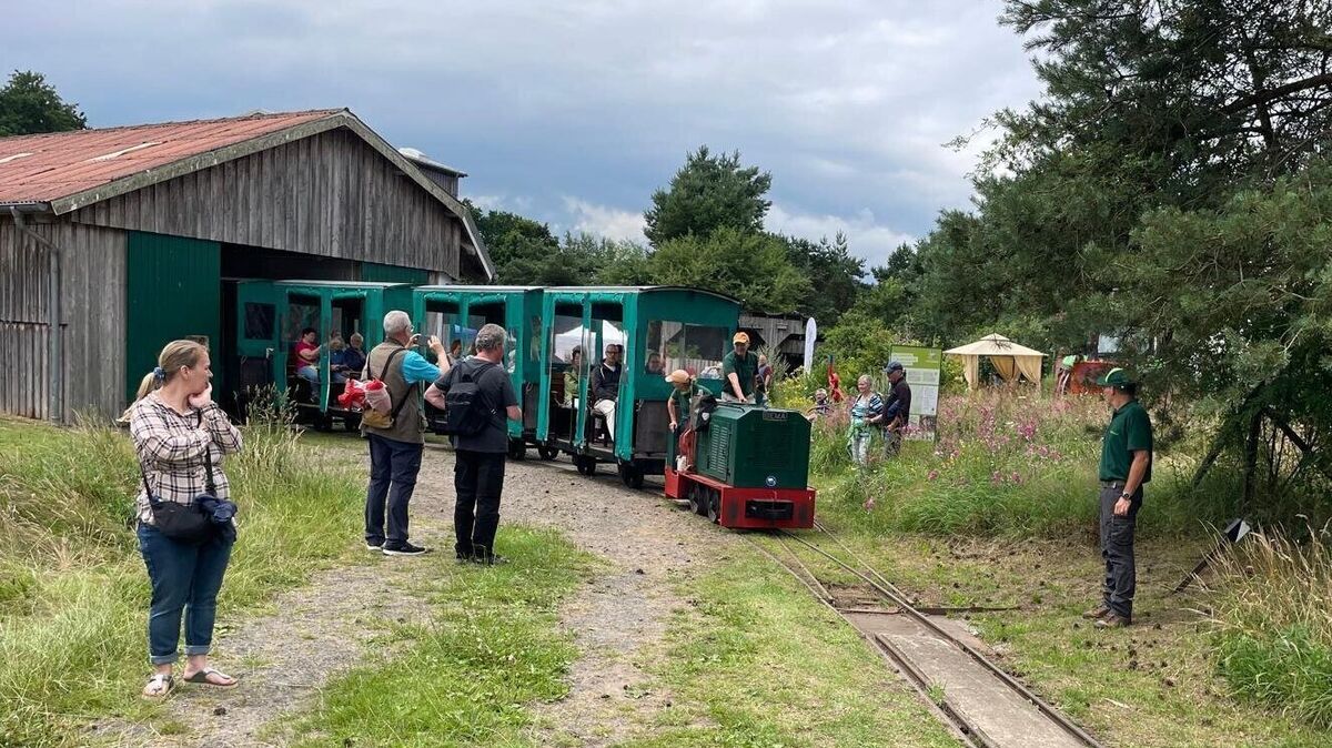 Natürlich gab es Ausfahrten mit der Moorbahn, die durch die besondere Landschaft zuckelte und so den Blick für Naturschutz schulte. Foto: Kramp