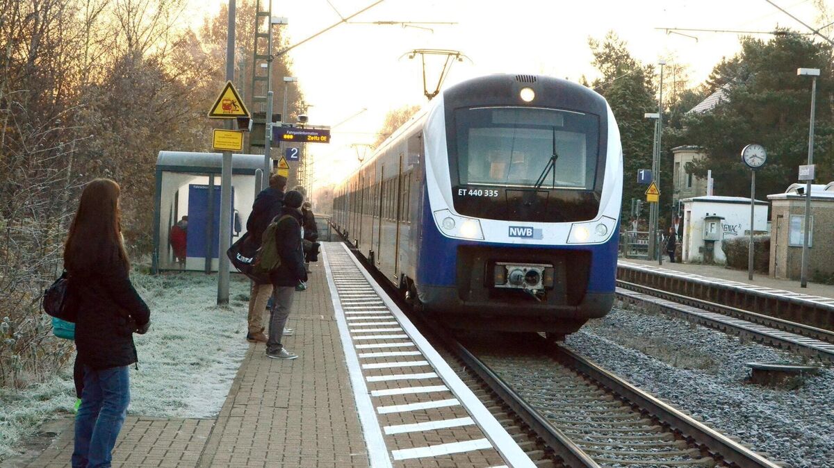 Ab dieser Woche ist die Bahnstrecke Bremerhaven – Bremen gesperrt. Fahrgäste müssen auf Busse umsteigen. Foto: Schmonsees