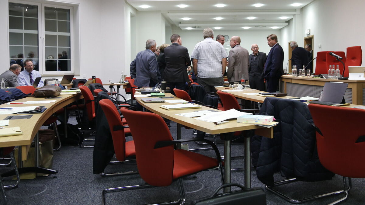 Sitzungsunterbrechung, nachdem die Emotionen hohe Wellen geschlagen hatten: Mitglieder der Ratsopposition diskutieren in dieser Pause mit dem Fraktionslosen Oliver Ebken (3. v. r.). Foto: Koppe