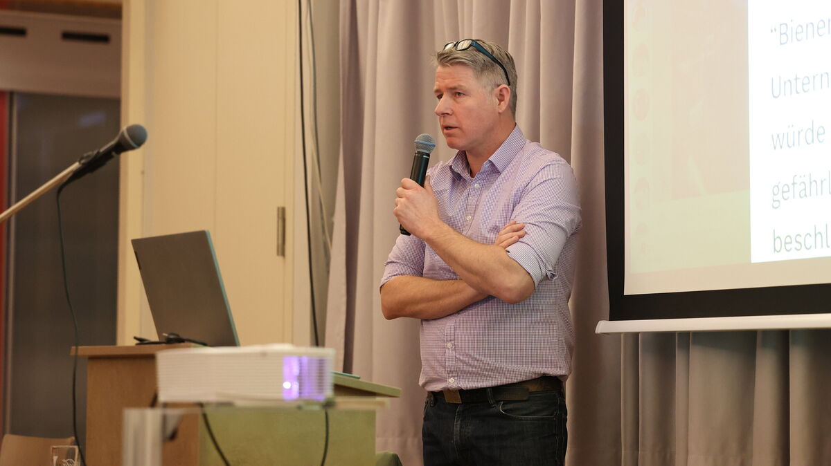 Influencer Anthony Lee während seines Vortrags vor mehr als 200 Gästen in Cadenberge. Foto: Larschow