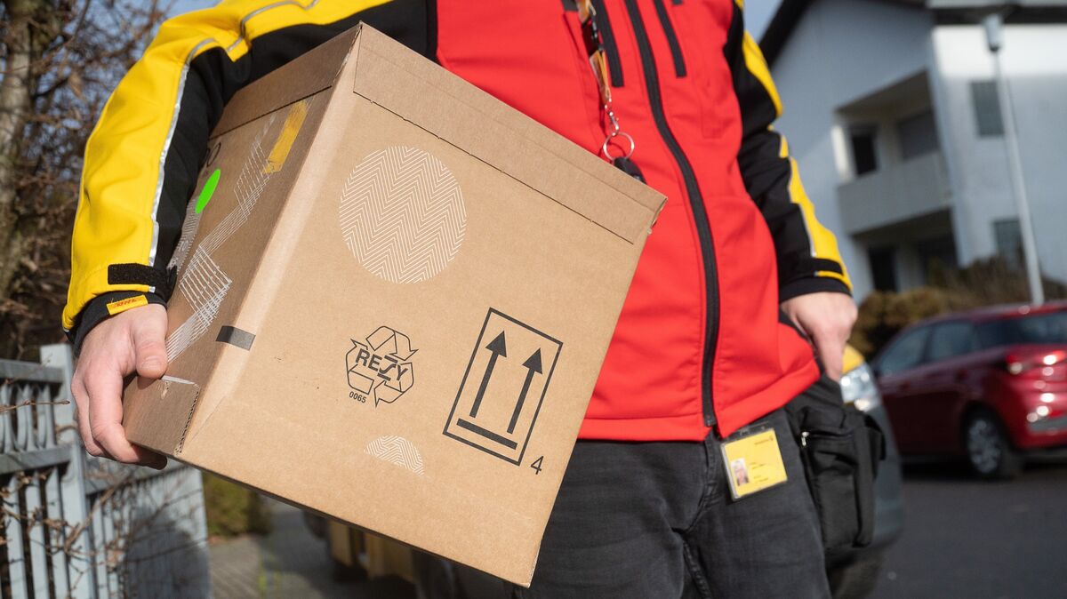 Lange Schichten, schwere Päckchen, enormer Zeitdruck: Der Job eines Paketzustellers ist kein Zuckerschlecken. Foto: Gollnow/dpa