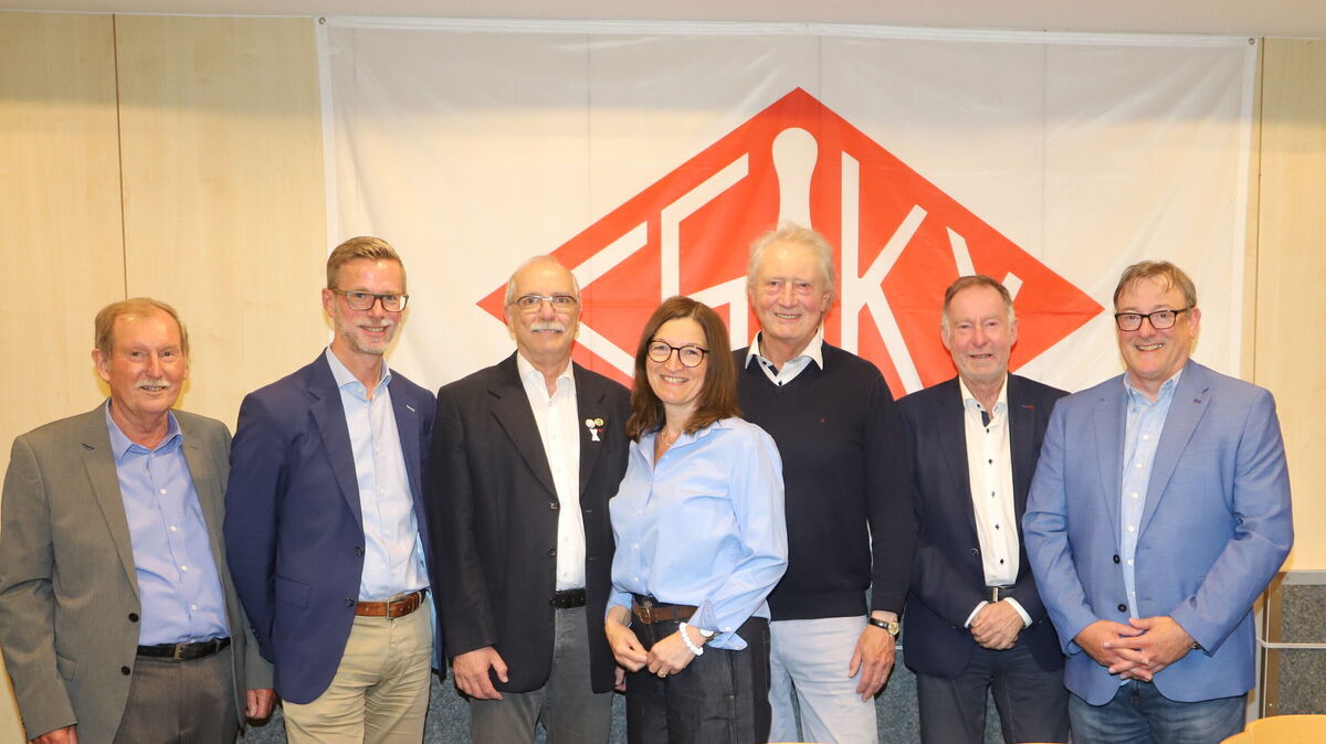 Der Vorstand von Sport in Cuxhaven: Lothar Matthes, Thorsten Döscher, Rüdiger Sauer, Melanie Eitzen-Fischer, Dr. Dirk Timmermann, Dirk Saul und Dietmar Rehfeldt. Foto: Witthohn