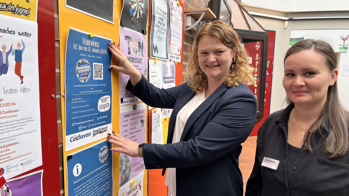 Stadtjugendpflegerin Svenja Plock (l.) und Saltanat Muchambetov freuen sich auf sechs Wochen Ferientrubel mit den Cuxhavener Kindern. Foto: Reese-Winne