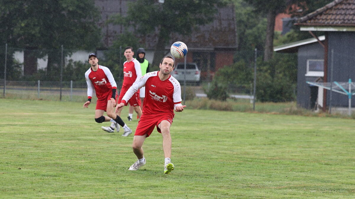 Der TSV Abbenseth kam mit den äußeren Rahmenbedingungen mit Regen und Wind besser klar und feierte am letzten Heimspieltag der Feldsaison zwei Siege. Foto: May